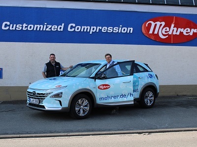Neues Brennstofzellen Fahrzeug angetrieben mit Wasserstoff, aufgenommen vor dem Firmengelände der Firma Mehrer Compression