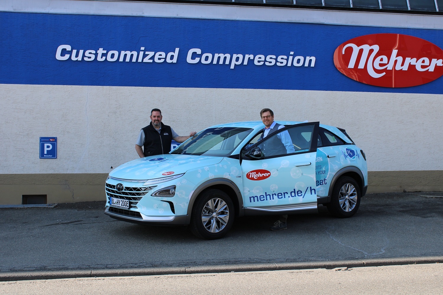 Neues Brennstofzellen Fahrzeug angetrieben mit Wasserstoff, aufgenommen vor dem Firmengelände der Firma Mehrer Compression