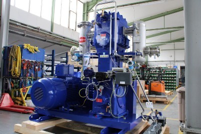 Biogas Kompressor aufgestellt in der Produktionshalle