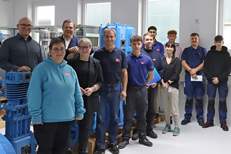 Abbbildung Zeugnisübergabe bei Mehrer